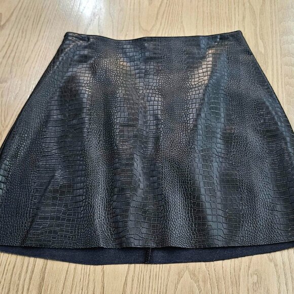 Express Faux Crocodile Black Mini Skirt Size XS (00) NWOT Never Worn Lined - Picture 3 of 14
